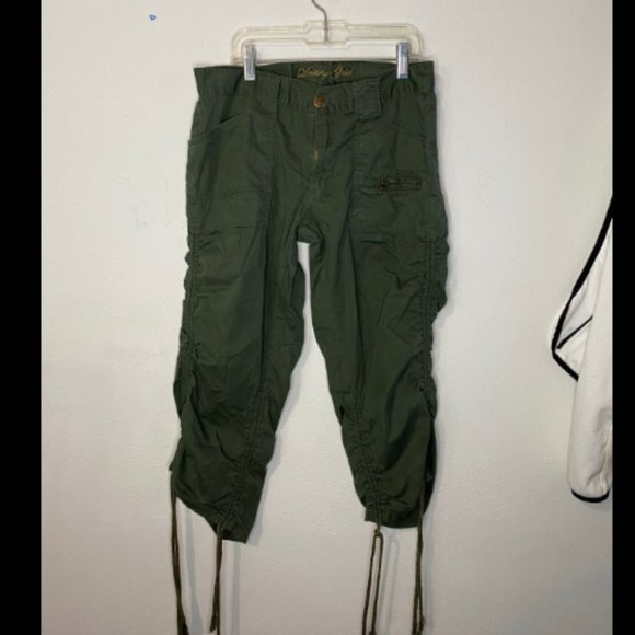 💖$5 Super cute green capri's. - Picture 1 of 4